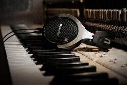 srh1540_onpiano_close_horizontal-rs